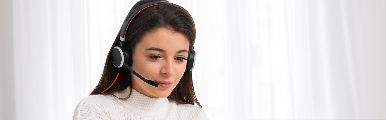 girl wear headphone